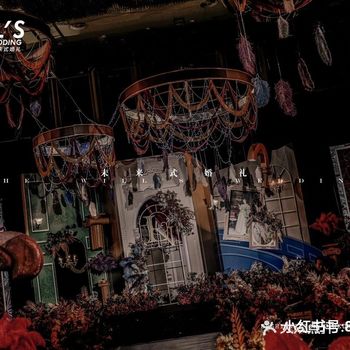 整场婚礼现场的风格调调都是做旧的呈现效果 大到整场的