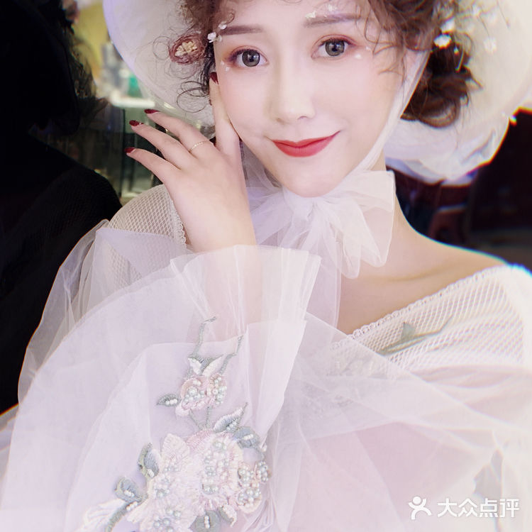 术前山根和鼻头都比较低 两眼间距看起来比较宽