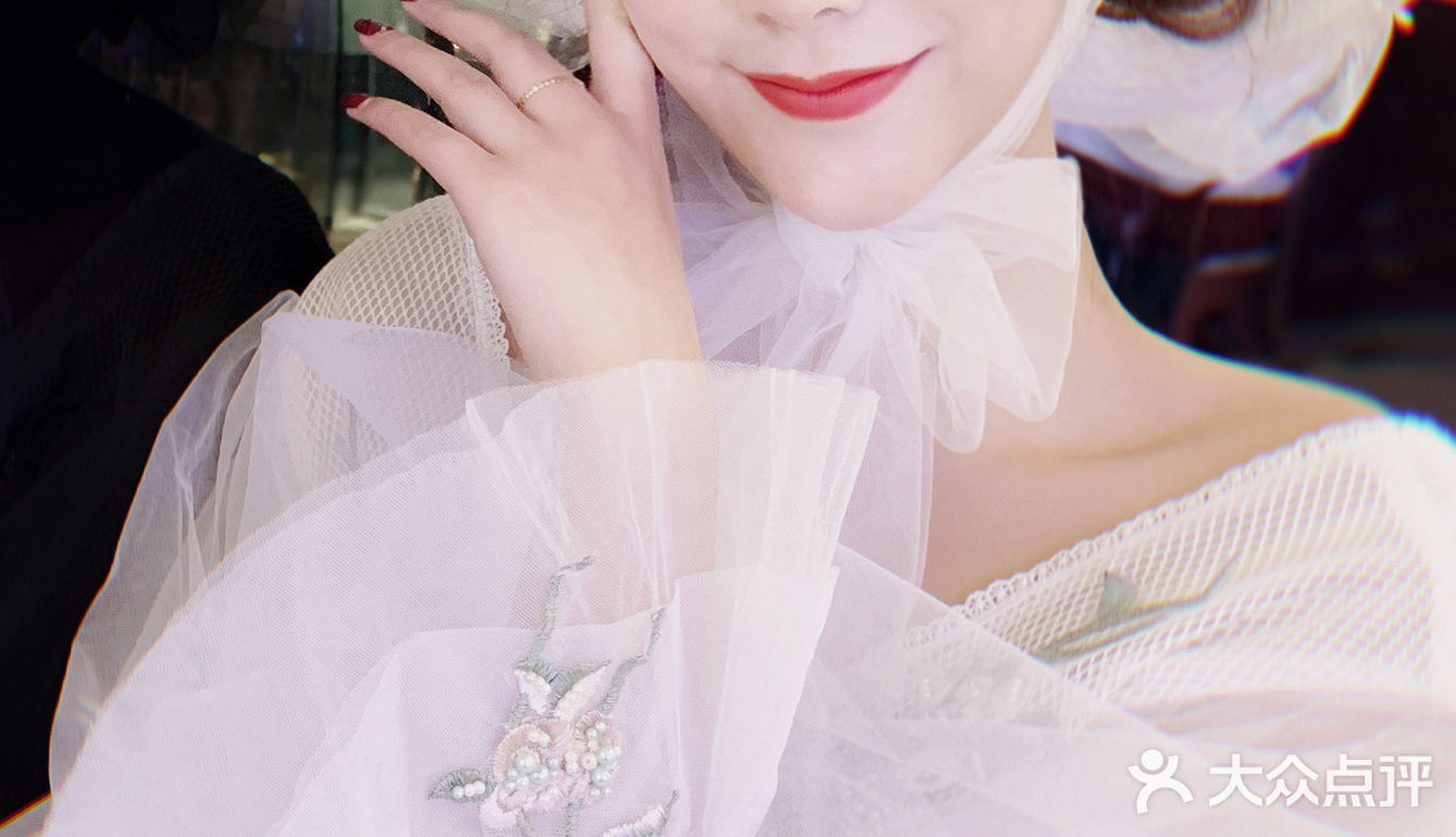 术前山根和鼻头都比较低 两眼间距看起来比较宽