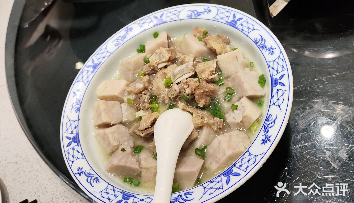 下饭开胃。干锅香辣虾份量较足，开胃下饭