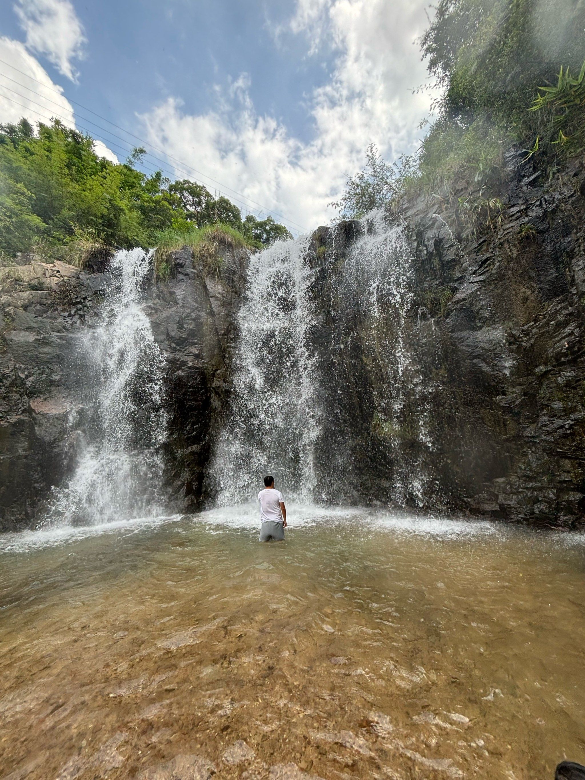 当然要游山玩水啦
这次来梯面石上背,农庄挺满意的
瀑布虽然小