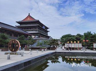 可以在钟鼓楼广场的石凳上歇歇脚，感受西安的魅力所在