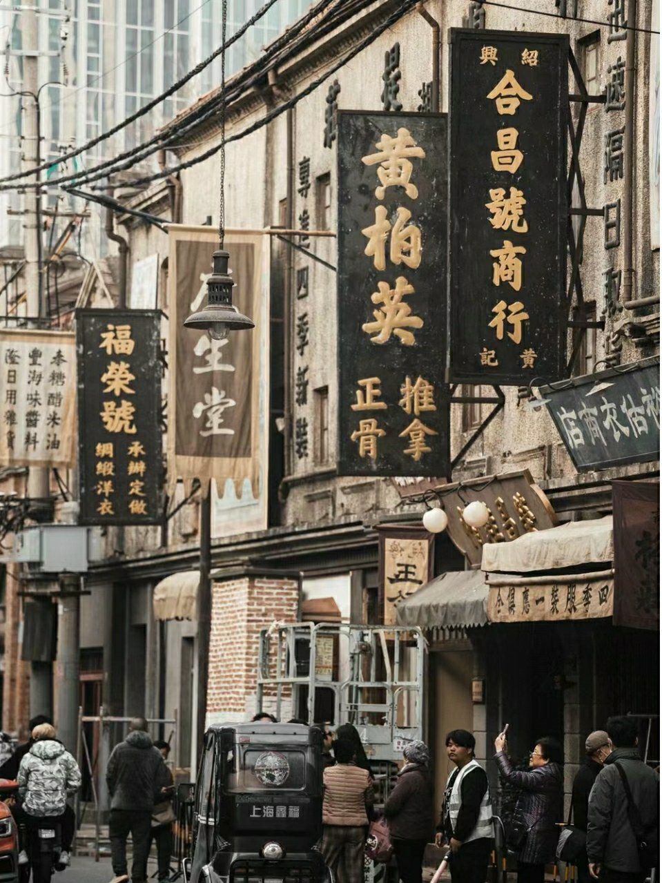 一条被改造成民国时期老街氛围的马路,感觉回到了繁华剧中的场景,总有