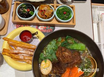 在罗斯福地下一层点了菜单上红烧牛肉面，太好吃了吧