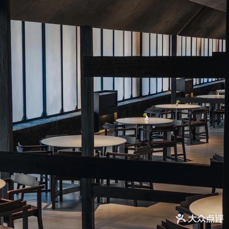 天目里附近的餐饮终于卷起来了. 在天目里外围的大楼里