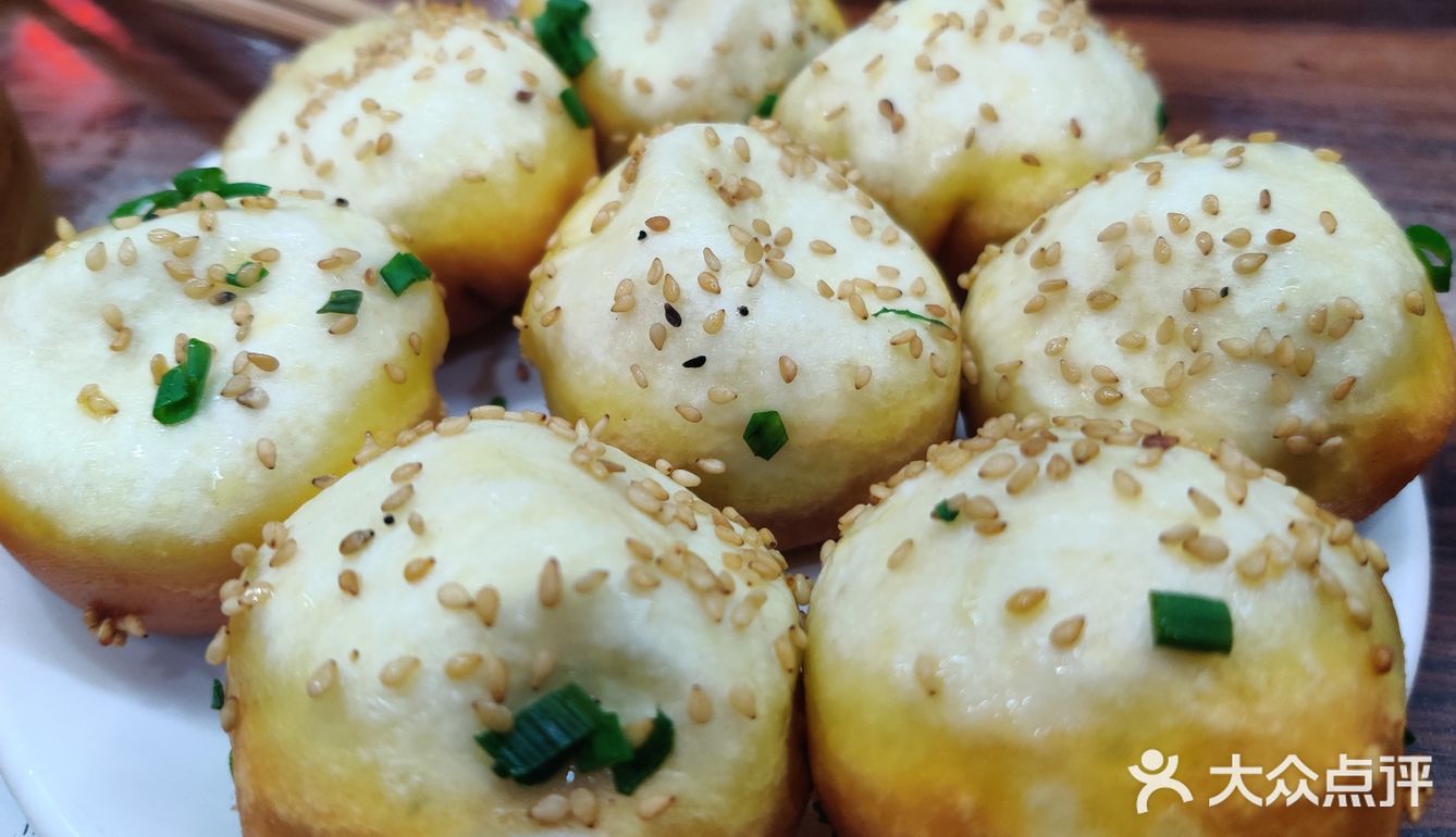 店里都是附近住的阿公阿婆来吃早饭，点了馄饨，汤包