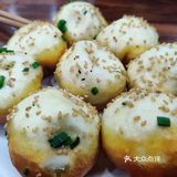 店里都是附近住的阿公阿婆来吃早饭，点了馄饨，汤包