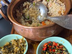 牛肝菌铜锅豆焖饭-桥边小楼·手工云南菜·古城观景小楼