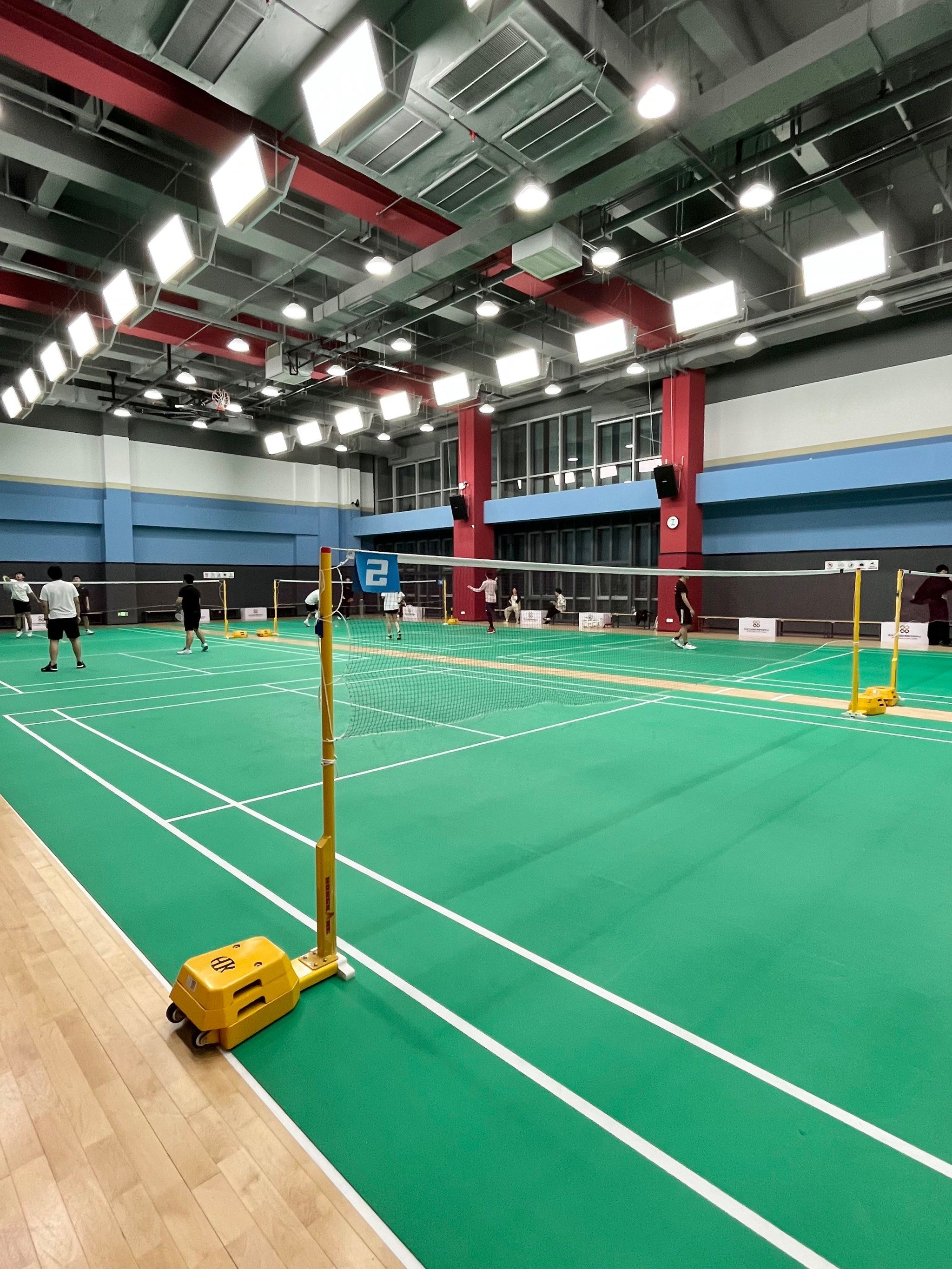 晚上是免费的

有四块羽毛球场地 
球场是和篮球馆在一