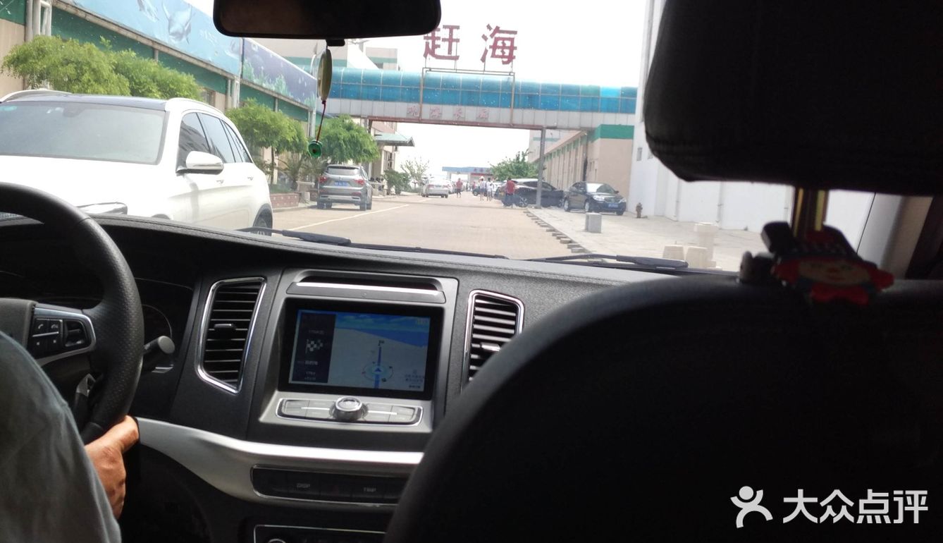 大人10元往返，小孩不要钱。我们自己走去的