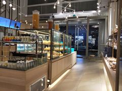 面包甜点陈列柜-顶东面包花园·生日蛋糕(世博店)