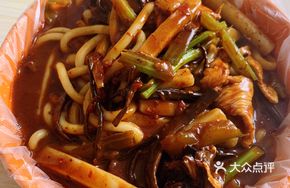Sauce-Flavored Chicken Fried Rice Noodles with Rice Cake