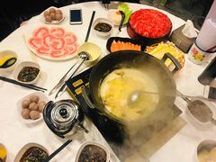 浓厚原只鸡煲花胶汤-鲜入围煮花胶鸡海鲜火锅