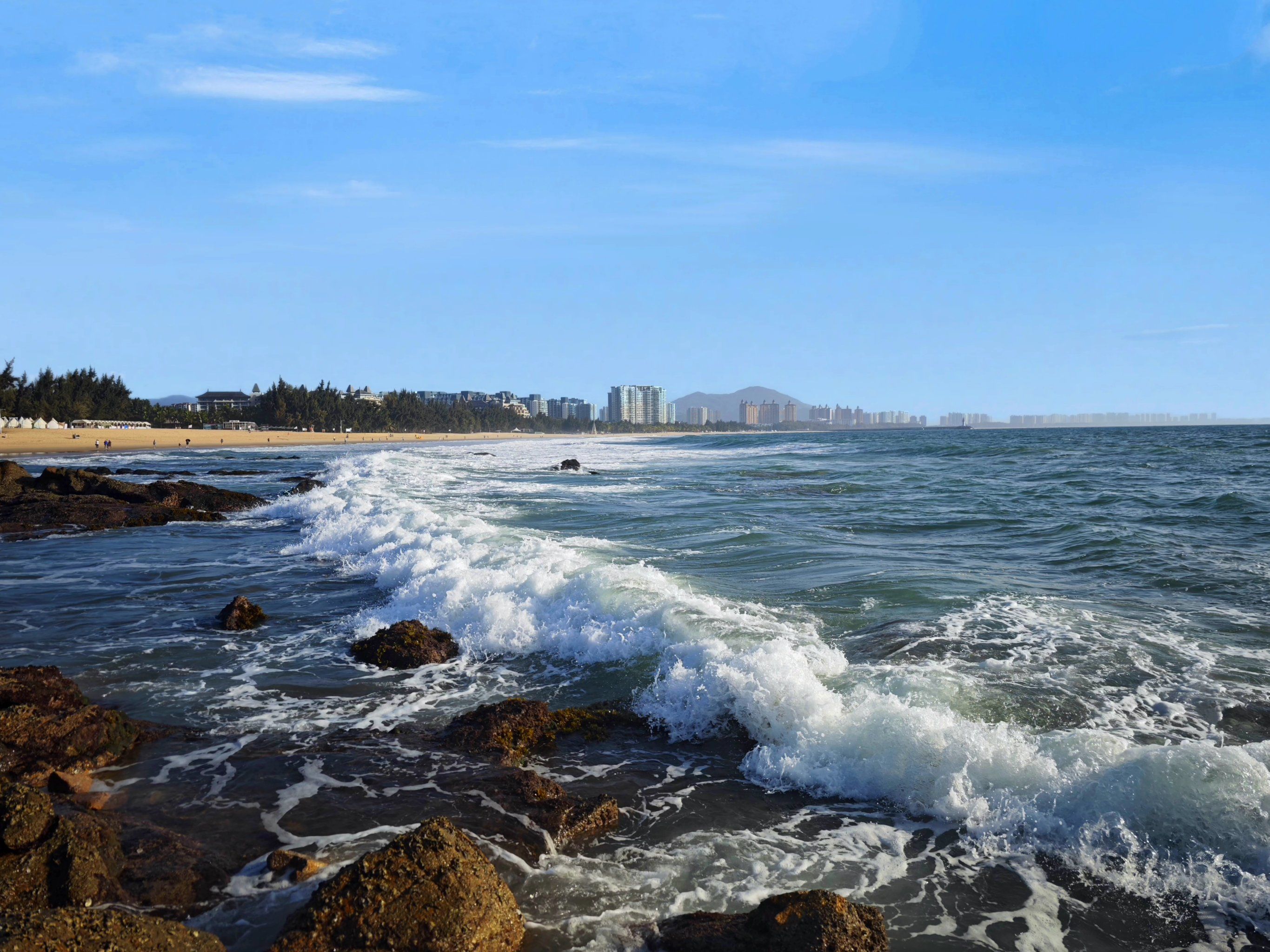 在陵水周围走了一圈发现,家门口的龙头岭最漂亮.