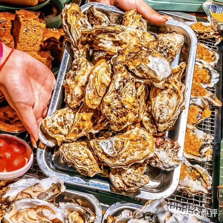 吃自助令人快乐的事 当然还有吃不尽的甜点、饮品