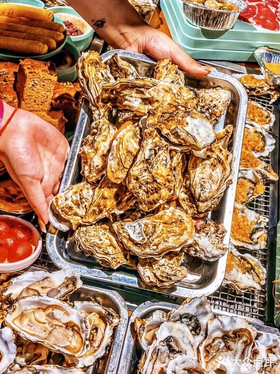 吃自助令人快乐的事 当然还有吃不尽的甜点、饮品