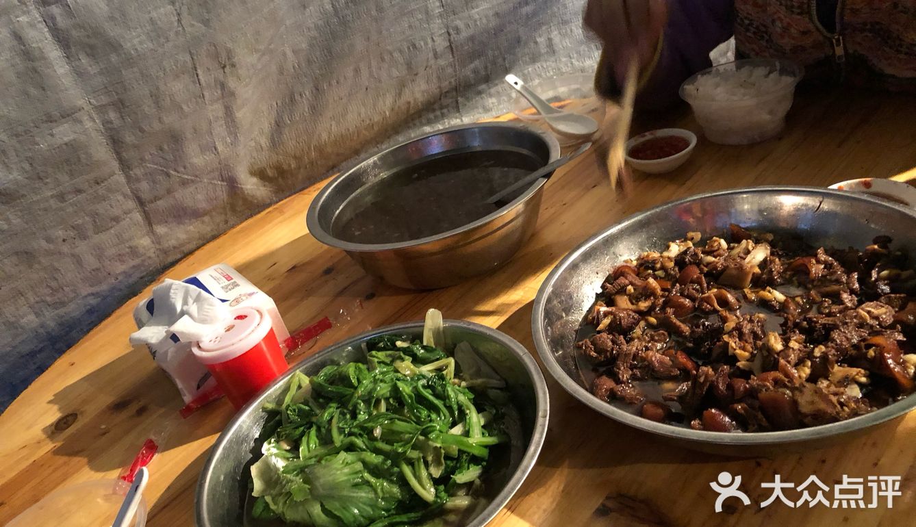 路过看到这里挤满了人，临时改变主意进来吃 店没有名字