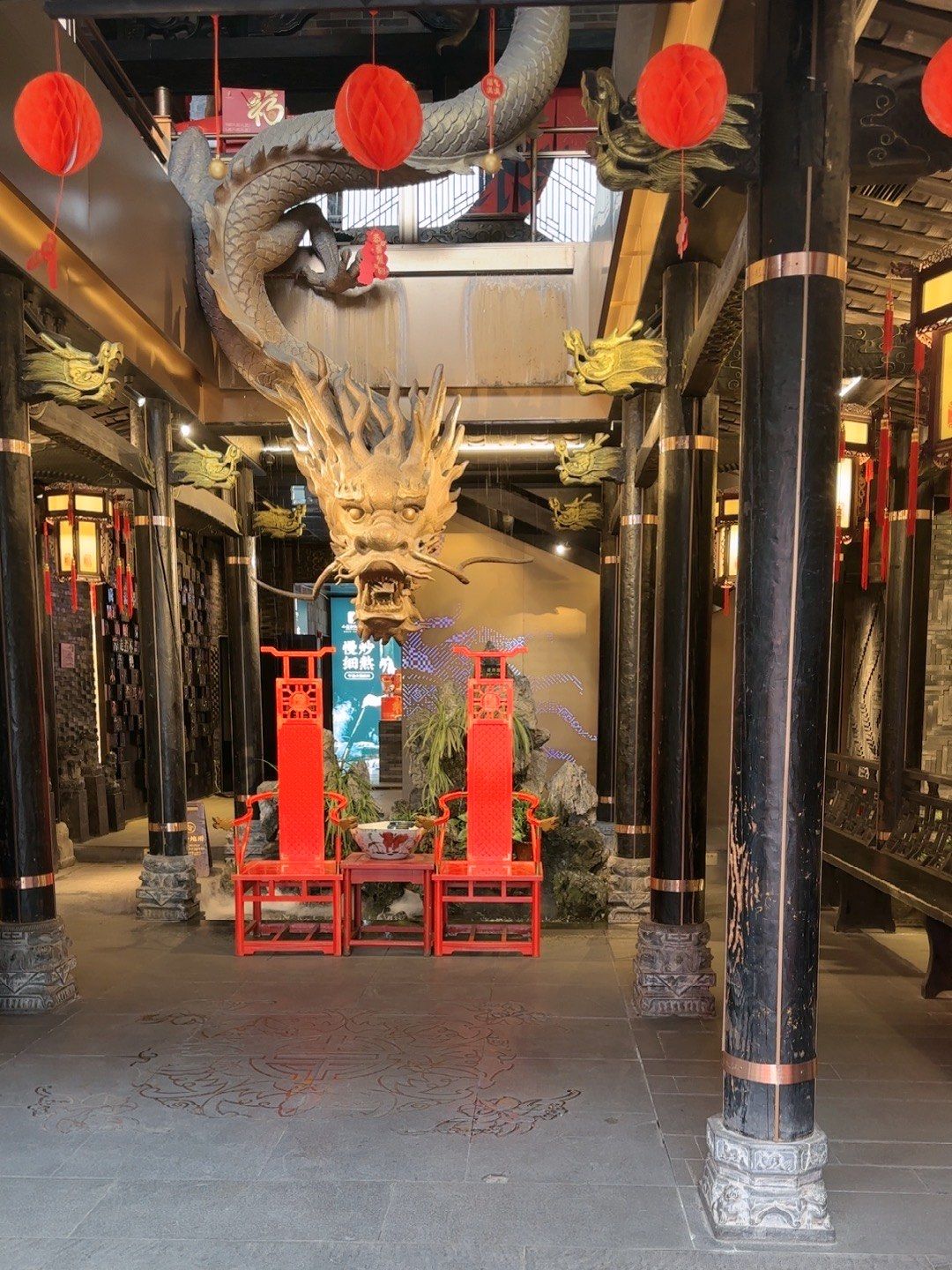 小龙翻大江火锅酒楼宽窄店 
位于窄