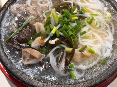 砂锅肥肠米线-刚砂锅鸡丝米线