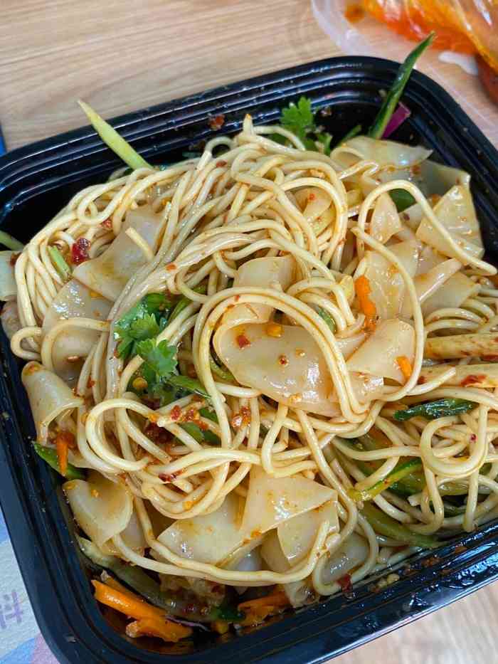 巴适得板-"和朋友一起吃的鸡丝凉面,还点了凉皮和口水.