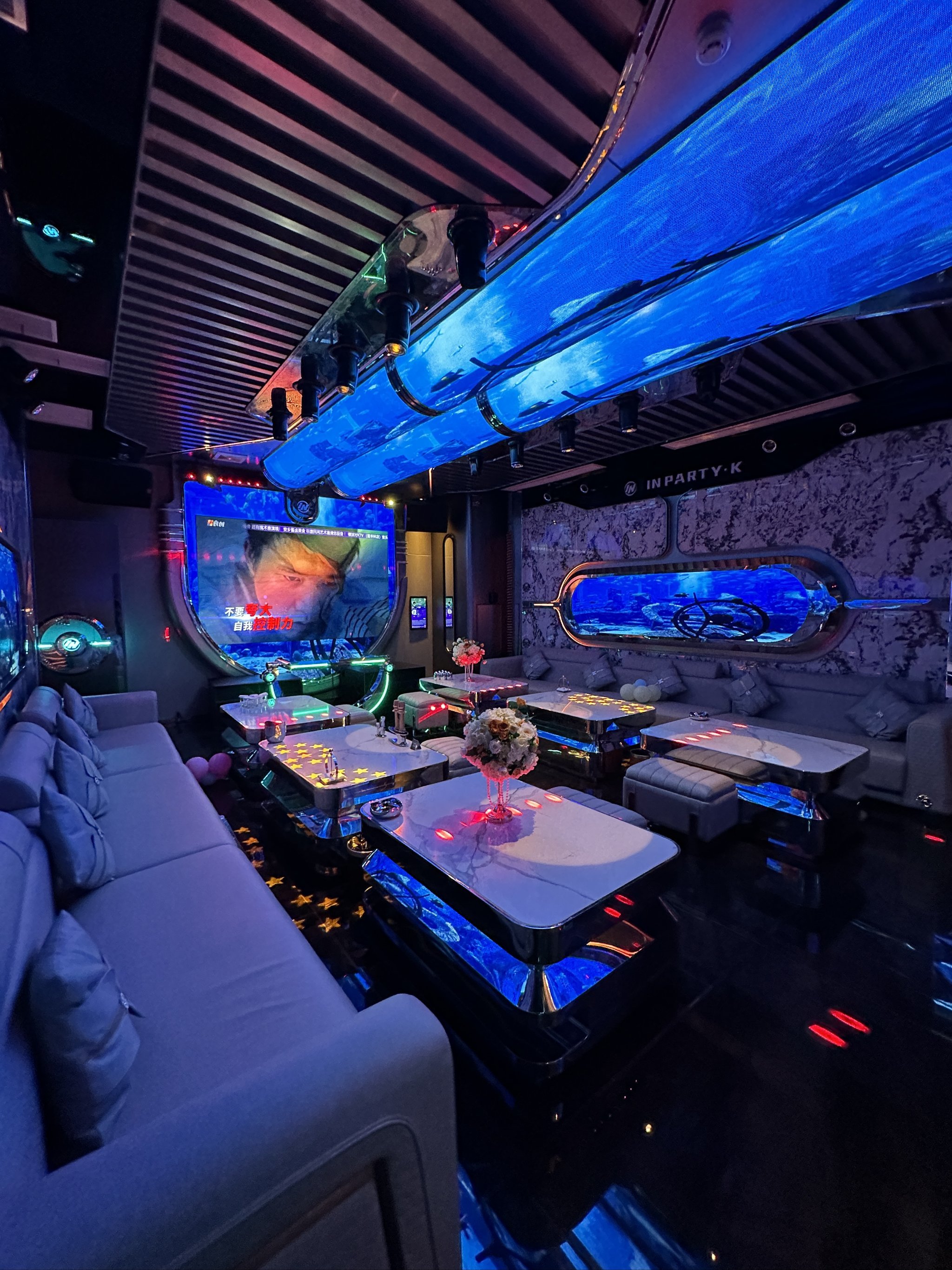 这家ktv氛围直接焊在天花板上了!