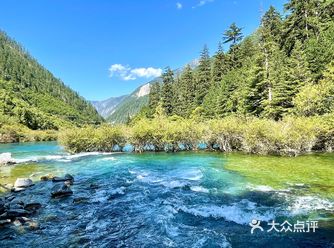 树正群海不愧是是九寨沟风景的代表作，上部的水翻越湖堤