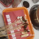 木桥旁边的串串