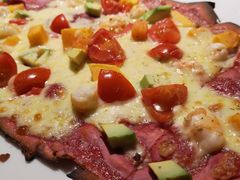 甜菜牛油果鲜虾披萨-JINNS锦时 steak&pizza(浸信会礼拜堂旧址店)