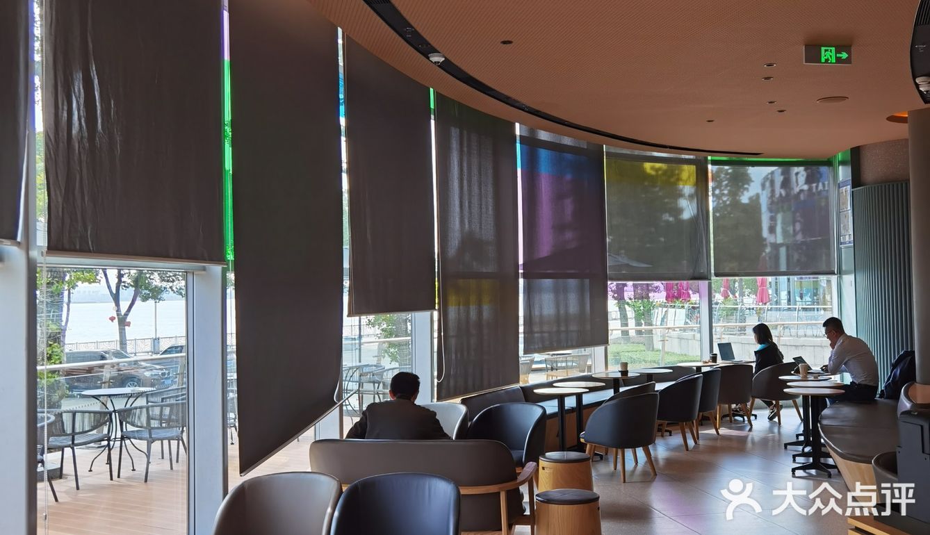 正应了上海爷叔那句话：“现在喝咖啡，更多的是喝情怀”[调皮]