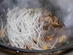 -粘豆包柴火铁锅炖