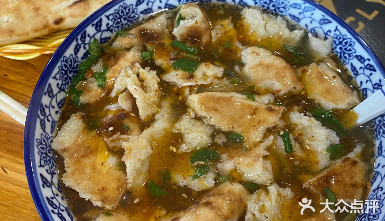 每份水盆羊肉默认送两个饼。按照长安十二时辰的吃法