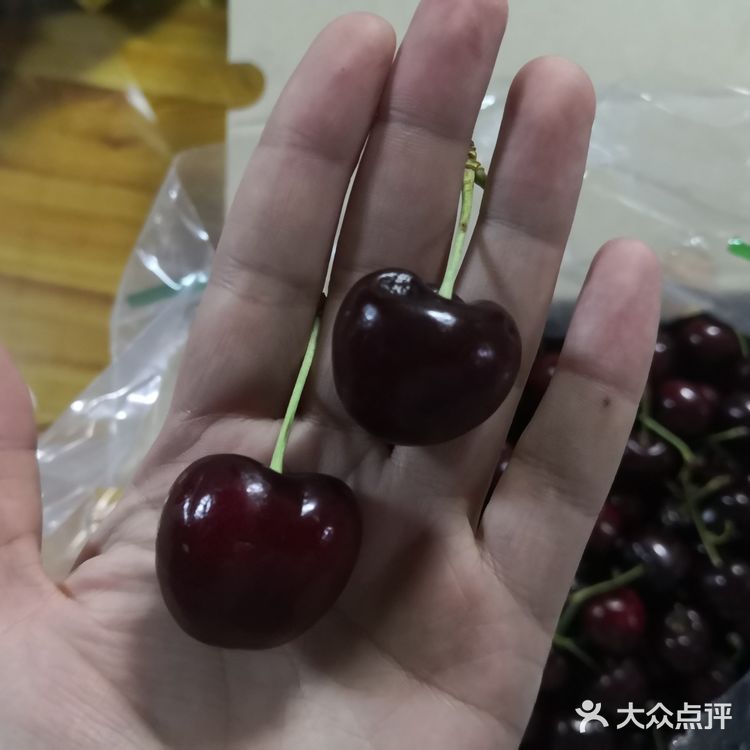 之前活动的时候充值1000送的一箱车厘子今天去提货…