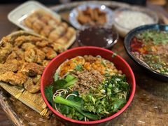 -爆炸头阿姨小四川正宗川味小吃(无任何分店)