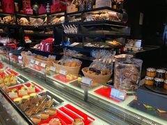 面包甜点陈列柜-Salon de The de Joel Robuchon(外滩18号店)