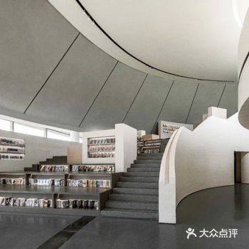 “山”的转译，泰山佑游客中心