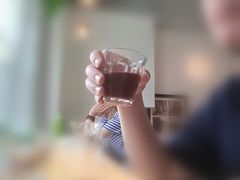 手握咖啡-Cafe Villa