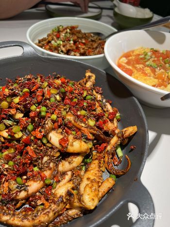 在青岛想吃个湖南菜，就想到了这家辣椒炒肉，随便哪儿个