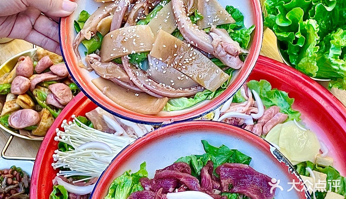 在独立的小院子里，和三两朋友，吹着晚风吃烤肉