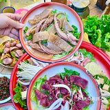 在独立的小院子里，和三两朋友，吹着晚风吃烤肉