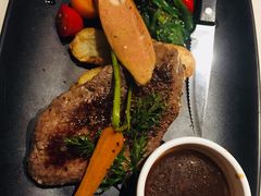 美式沙朗牛扒伴德国烤肠配黑胡椒汁-绿茵阁(体育西分店)