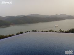 无边游泳池，旁边就是泡温泉的地方。-天目湖涵田度假村