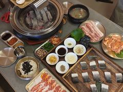 -围炉肉舍•炭烤活鳗•丹东海鲜烤肉(步行街店)