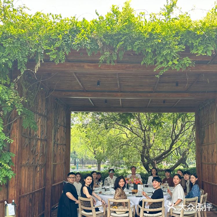 谁能懂,夏天的中午在户外享受美食的乐趣!