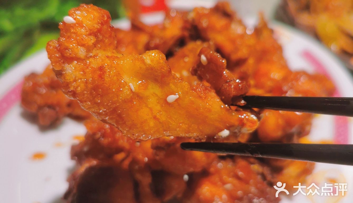 用用瓣开有很多汁流出来，一口下去外脆肉滑够汁够味