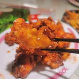 用用瓣开有很多汁流出来，一口下去外脆肉滑够汁够味