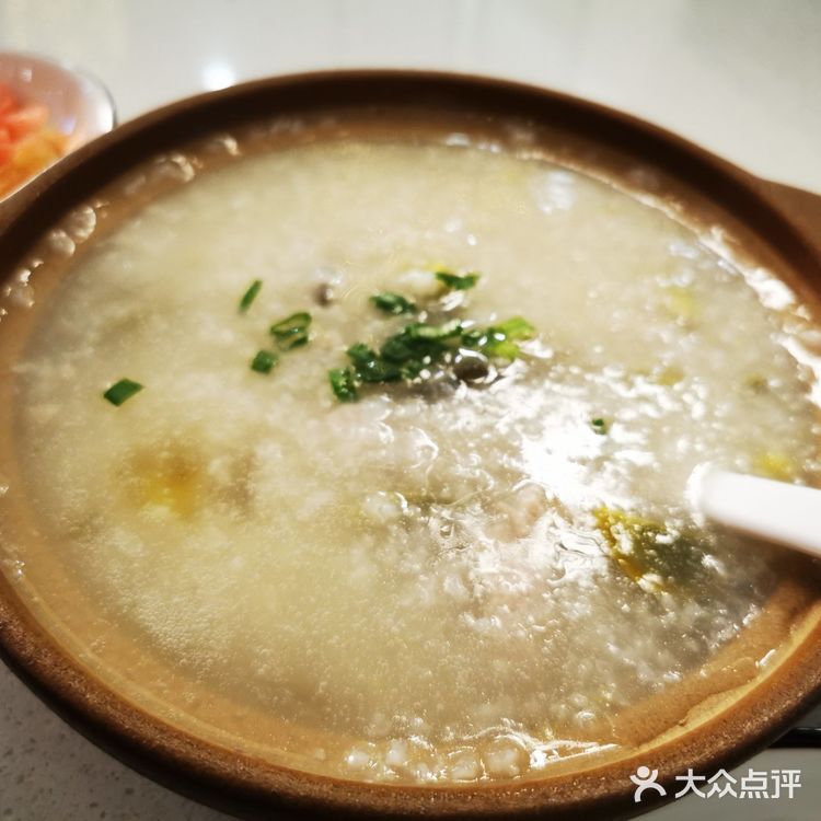 觉得他们家的虾饺好好吃，一个人吃份量足够