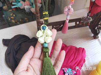 手工盘扣呀～老绣片呀～做成了手机挂件、饰品、车挂