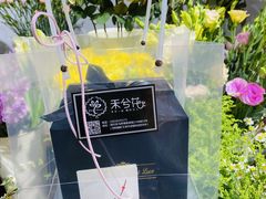 -何兮花店·气球派对鲜花店(马桥银春路万科城店)