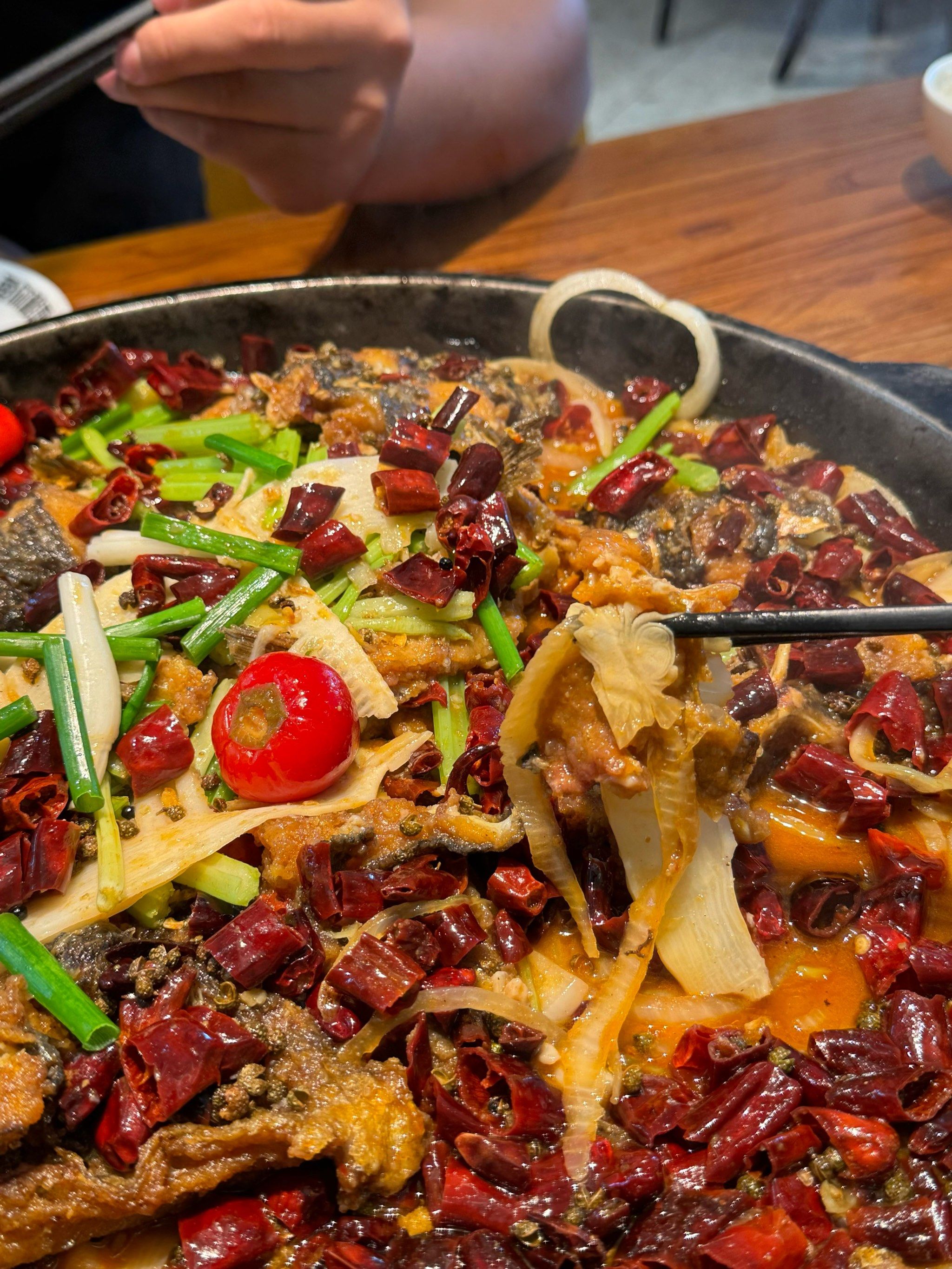 老板恋上鱼的烤鱼真的很不错
之前一直看广告 一直想来尝尝 今天