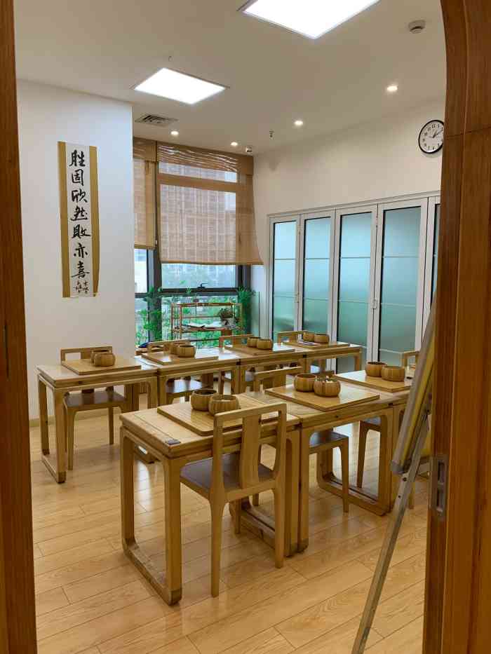 子曰书院·书法国画围棋古筝小主持(汇阳店"孩子跟着硬笔高老师学习